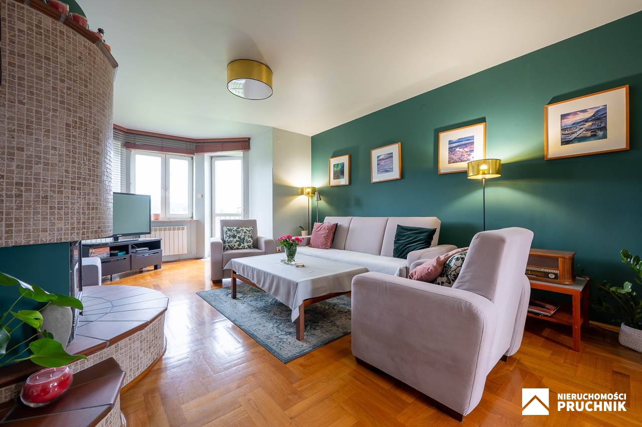 Dom jednorodzinny z kortem tenisowym położony na trzech samodzielnych działkach